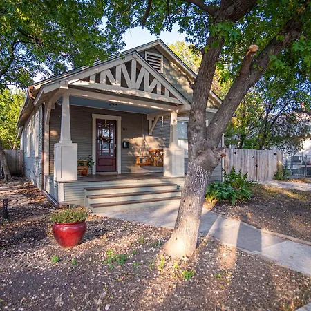 Chic Downtown Farmhouse With Garden And Bbq Grill San Antonio Exterior photo
