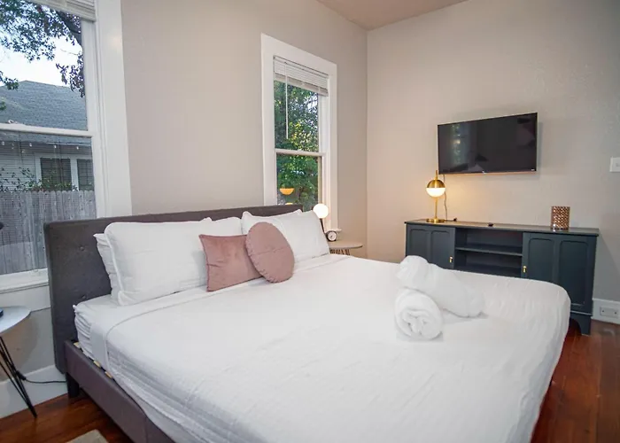Chic Downtown Farmhouse With Garden And Bbq Grill