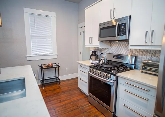 Chic Downtown Farmhouse With Garden And Bbq Grill