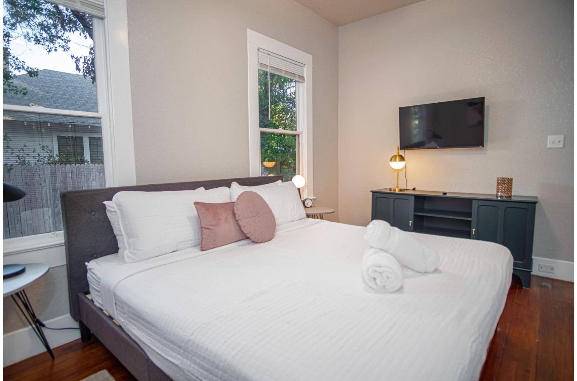 Chic Downtown With Garden And Bbq Grill *