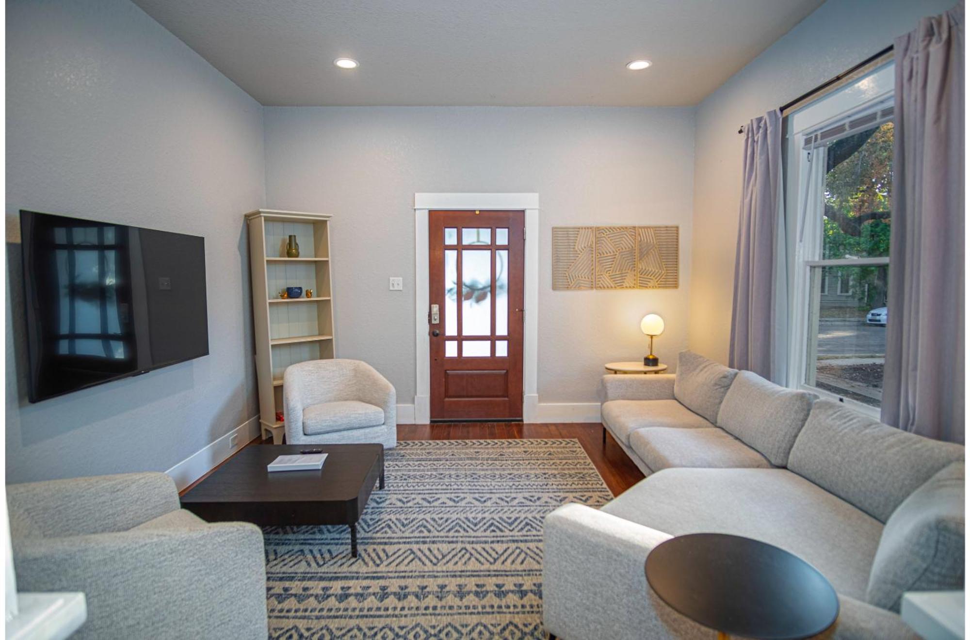 Chic Downtown With Garden And Bbq Grill