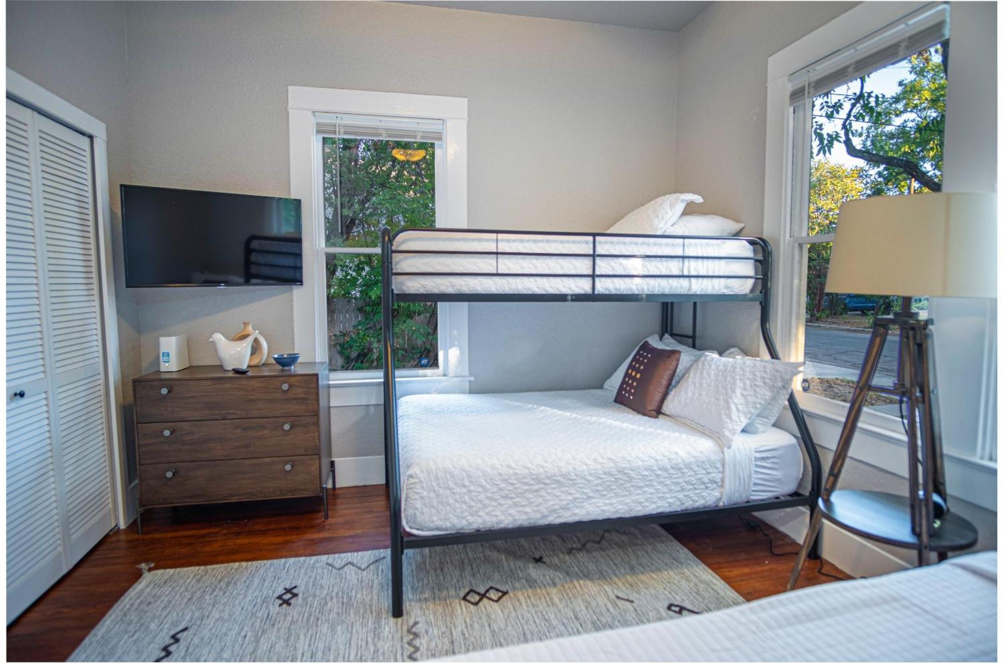 Chic Downtown With Garden And Bbq Grill Holiday home